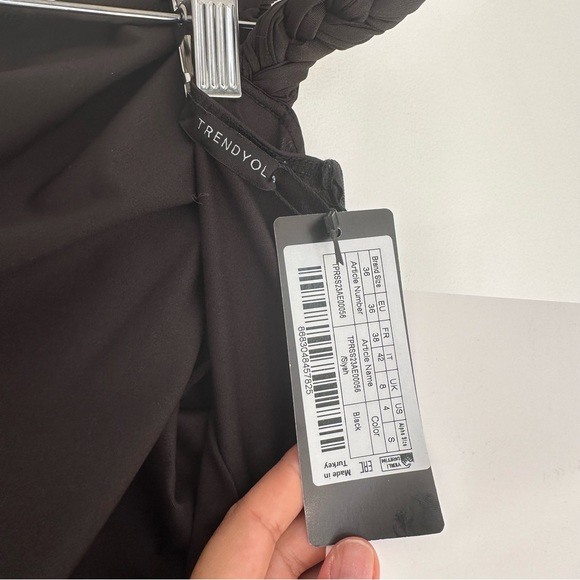 NWT Trendyol one shoulder black gown. Size 4. - Picture 8 of 8